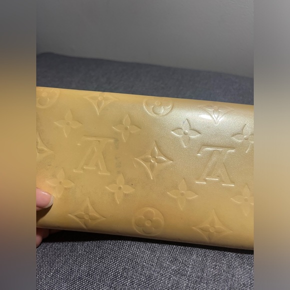 Authentic Louis Vuitton Noisette Monogram Vernis Sarah Wallet - Picture 9 of 16